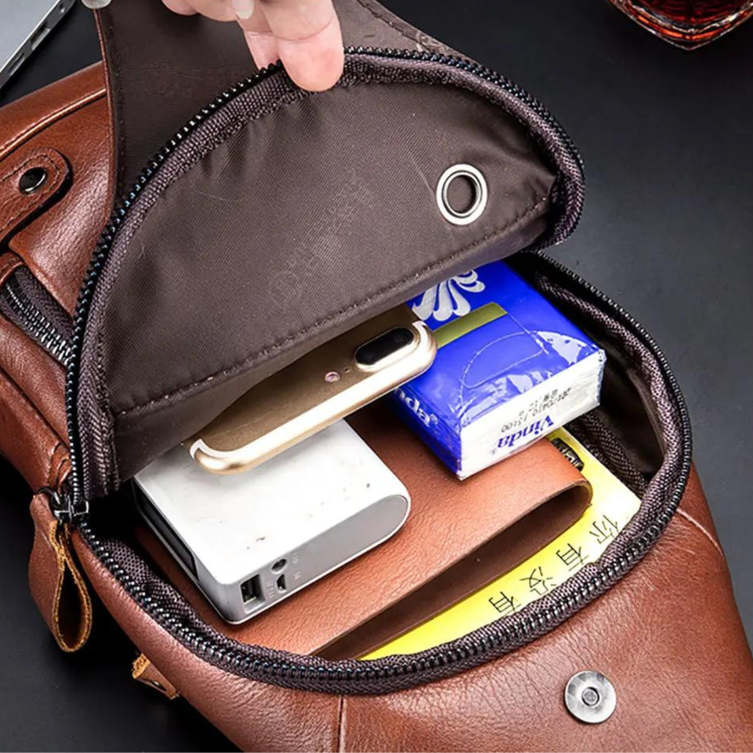 Rustikale Brusttasche aus Rindsleder mit USB-Ladefunktion