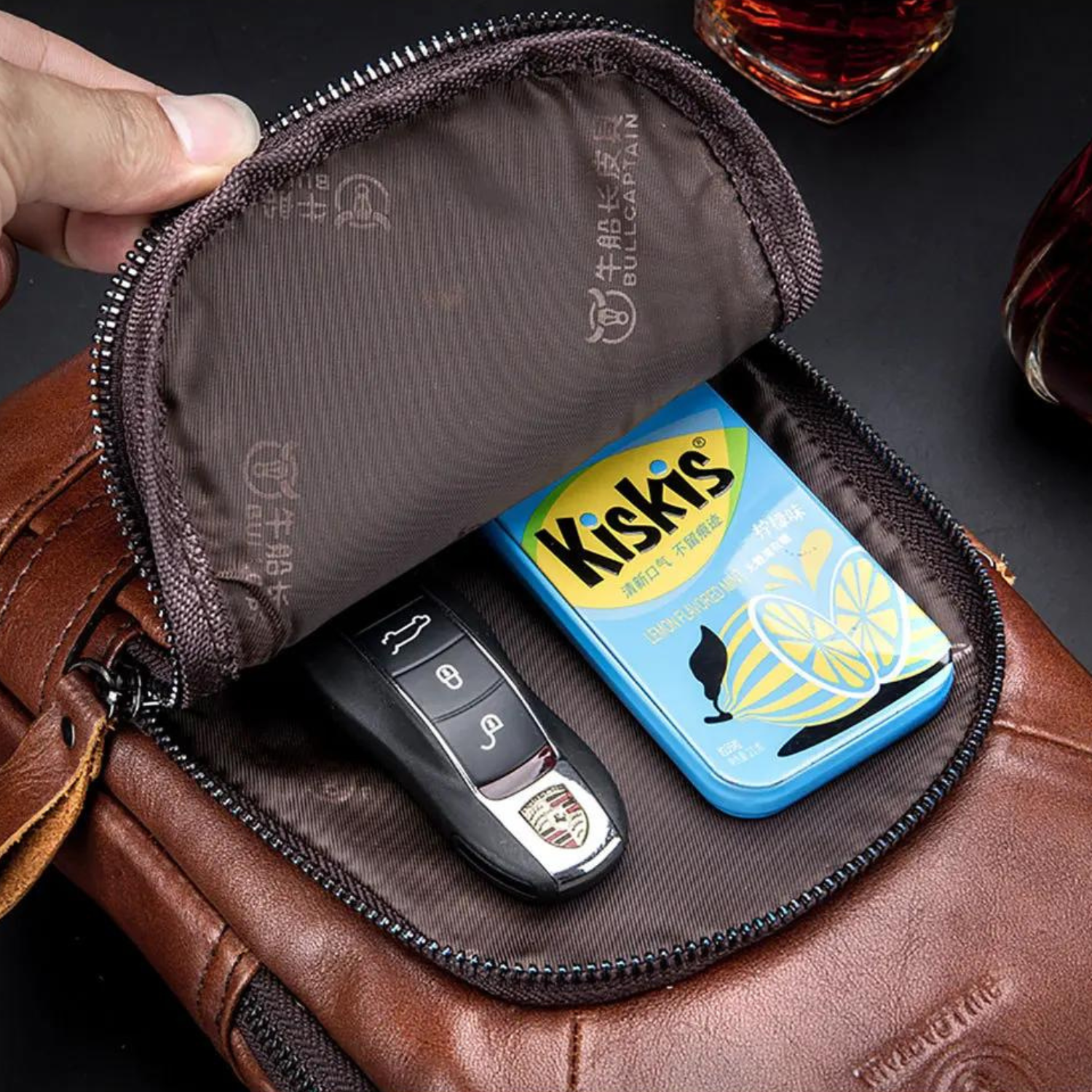 Rustikale Brusttasche aus Rindsleder mit USB-Ladefunktion