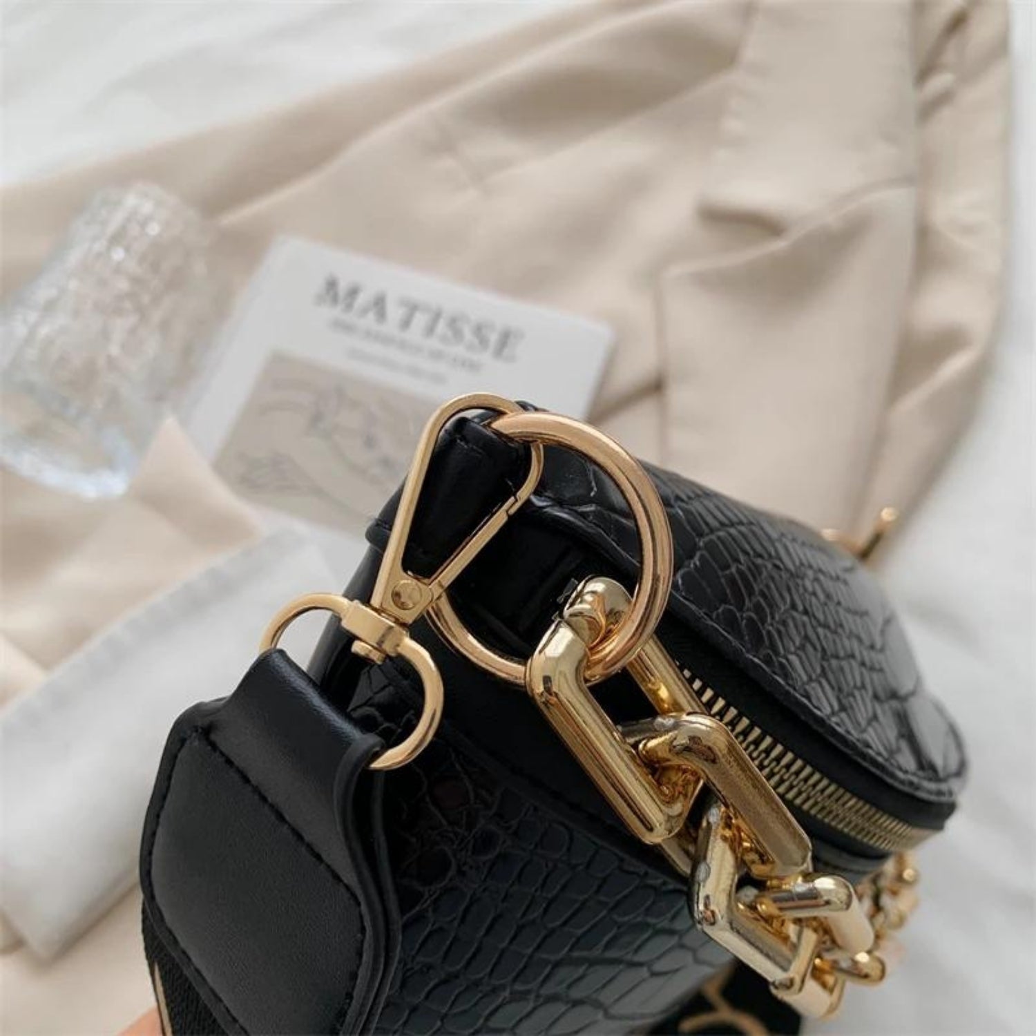 Rote Gürteltasche mit Krokoprägung und goldener Kette