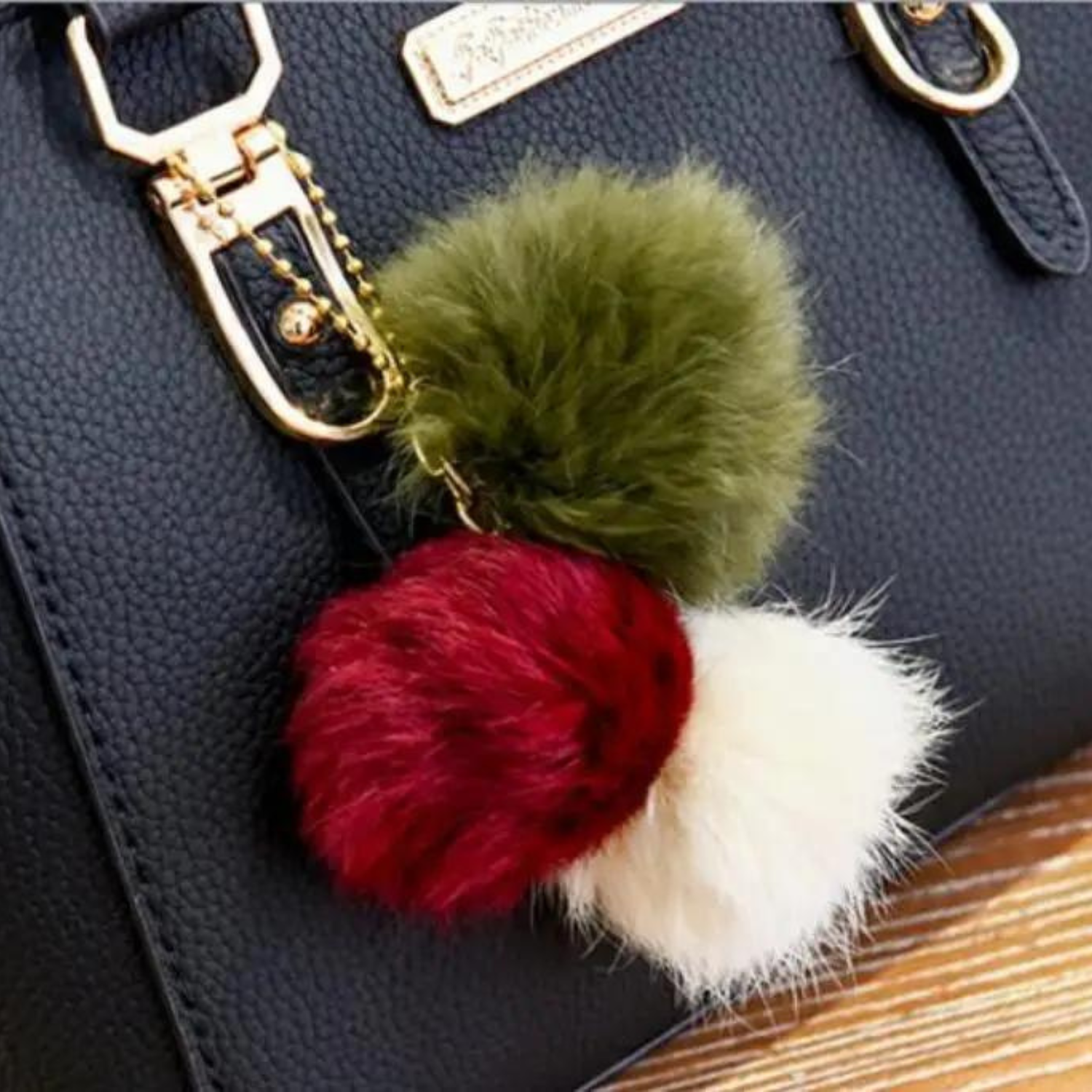 Elegante weinrote Tragetasche mit Pom-Pom-Anhänger