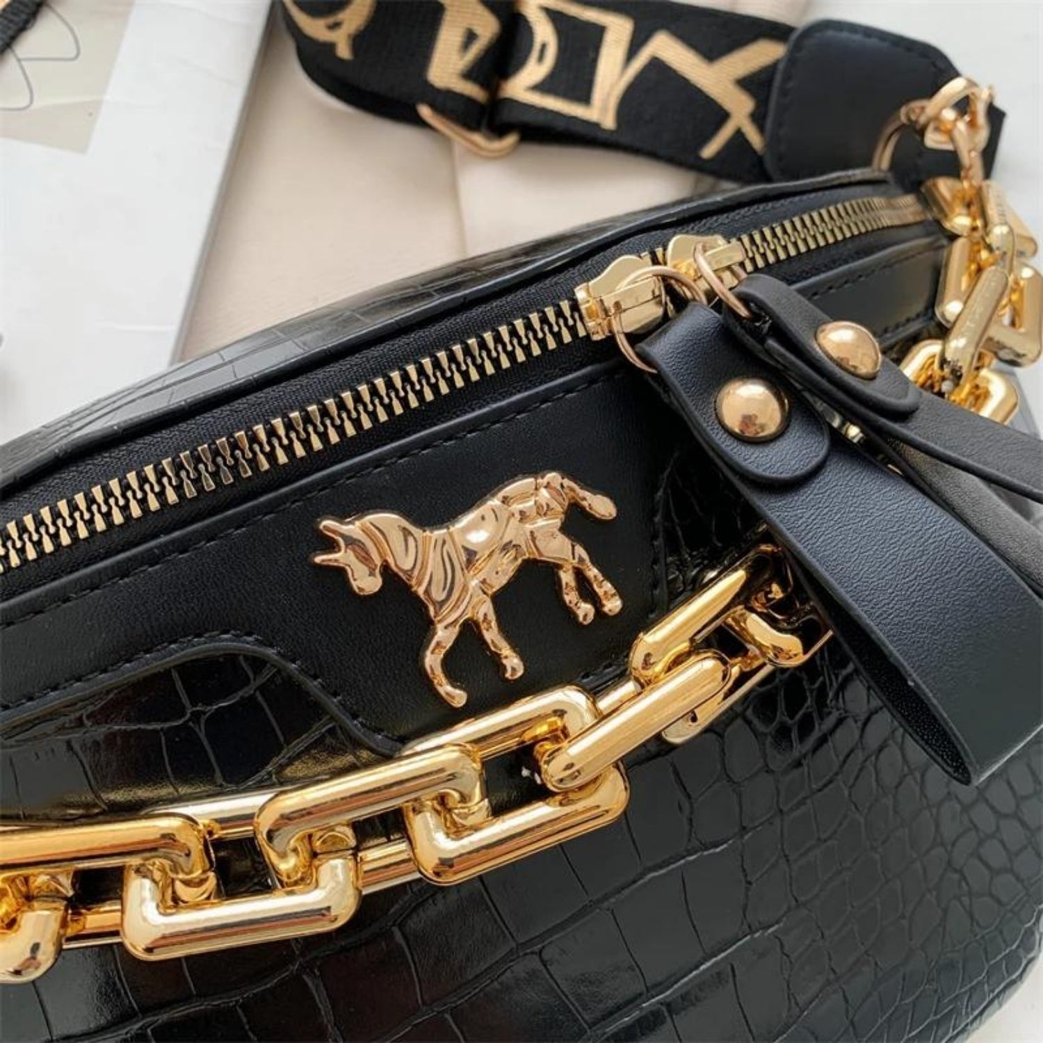 Rote Gürteltasche mit Krokoprägung und goldener Kette