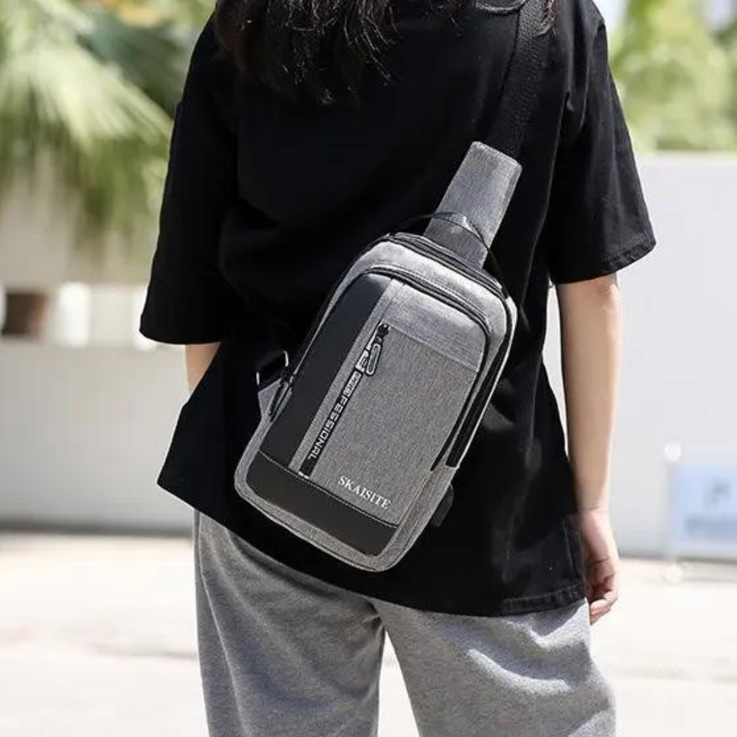 Elegante urbane Brusttasche mit USB-Ladeanschluss