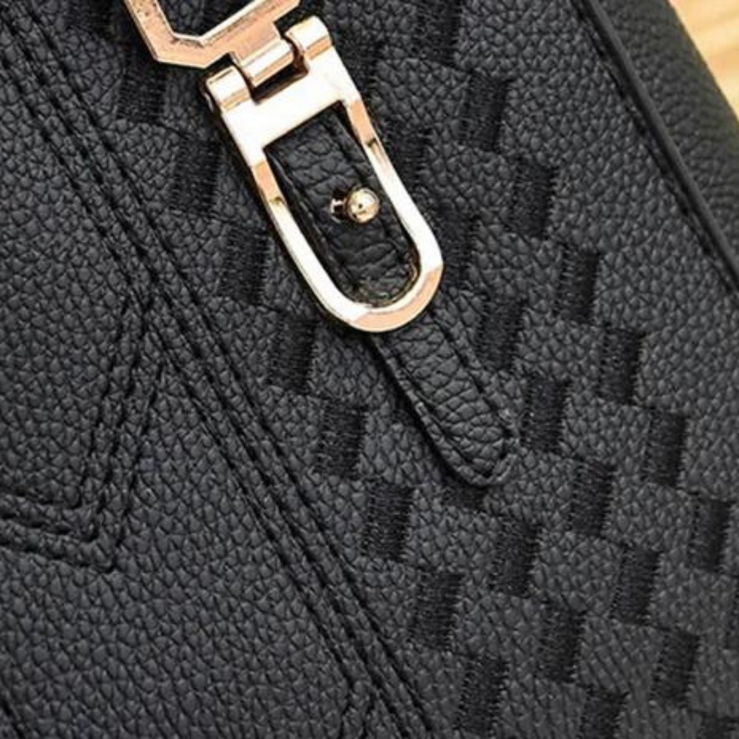 Elegante strukturierte Umhängetasche mit Bommel-Detail