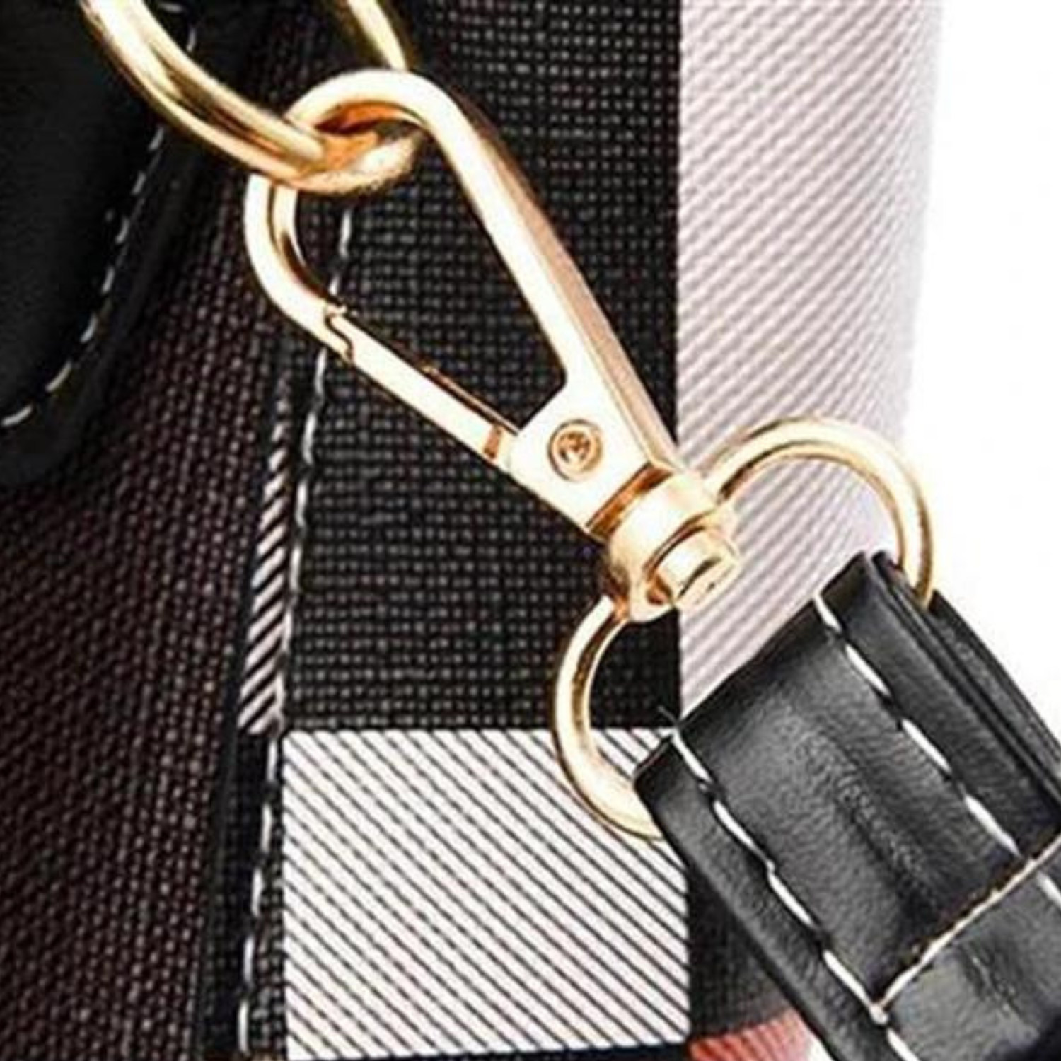 Elegante karierte Tragetasche mit Charm-Akzenten