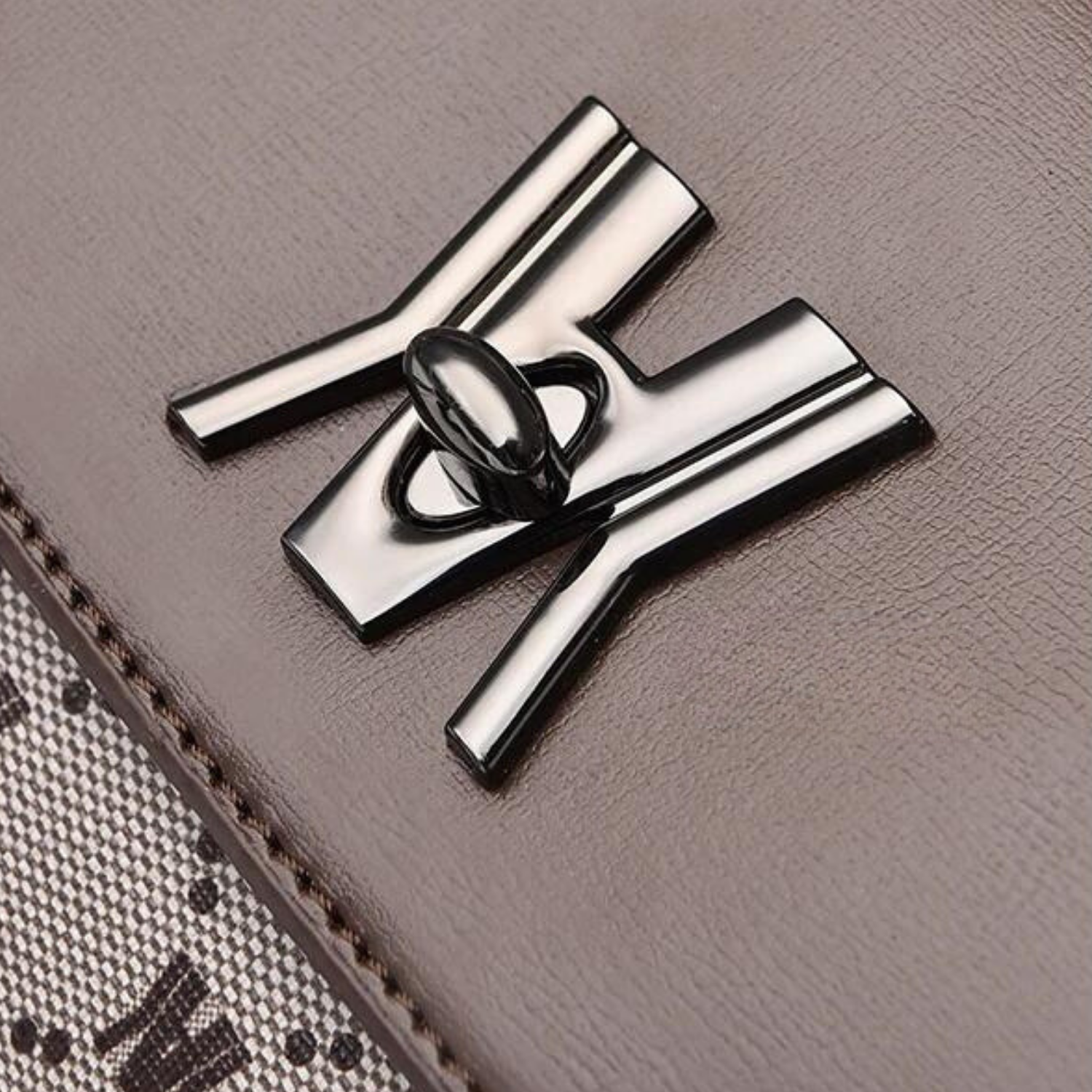 Elegante Umhängetasche mit Monogramm