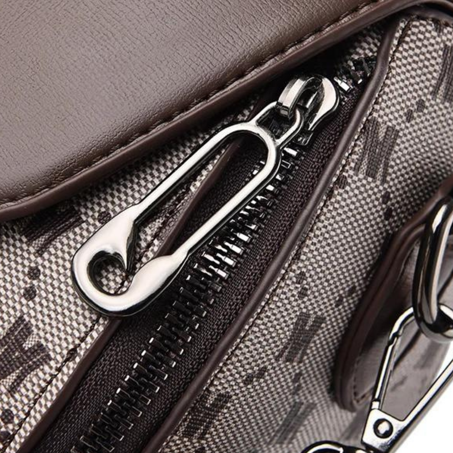 Elegante Umhängetasche mit Monogramm