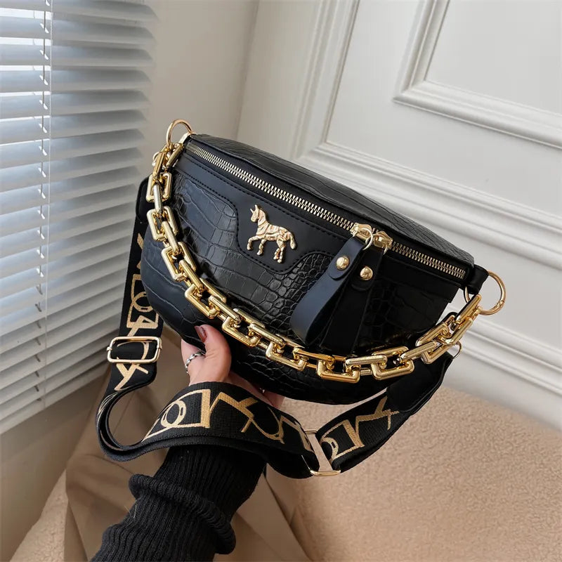 Rote Gürteltasche mit Krokoprägung und goldener Kette