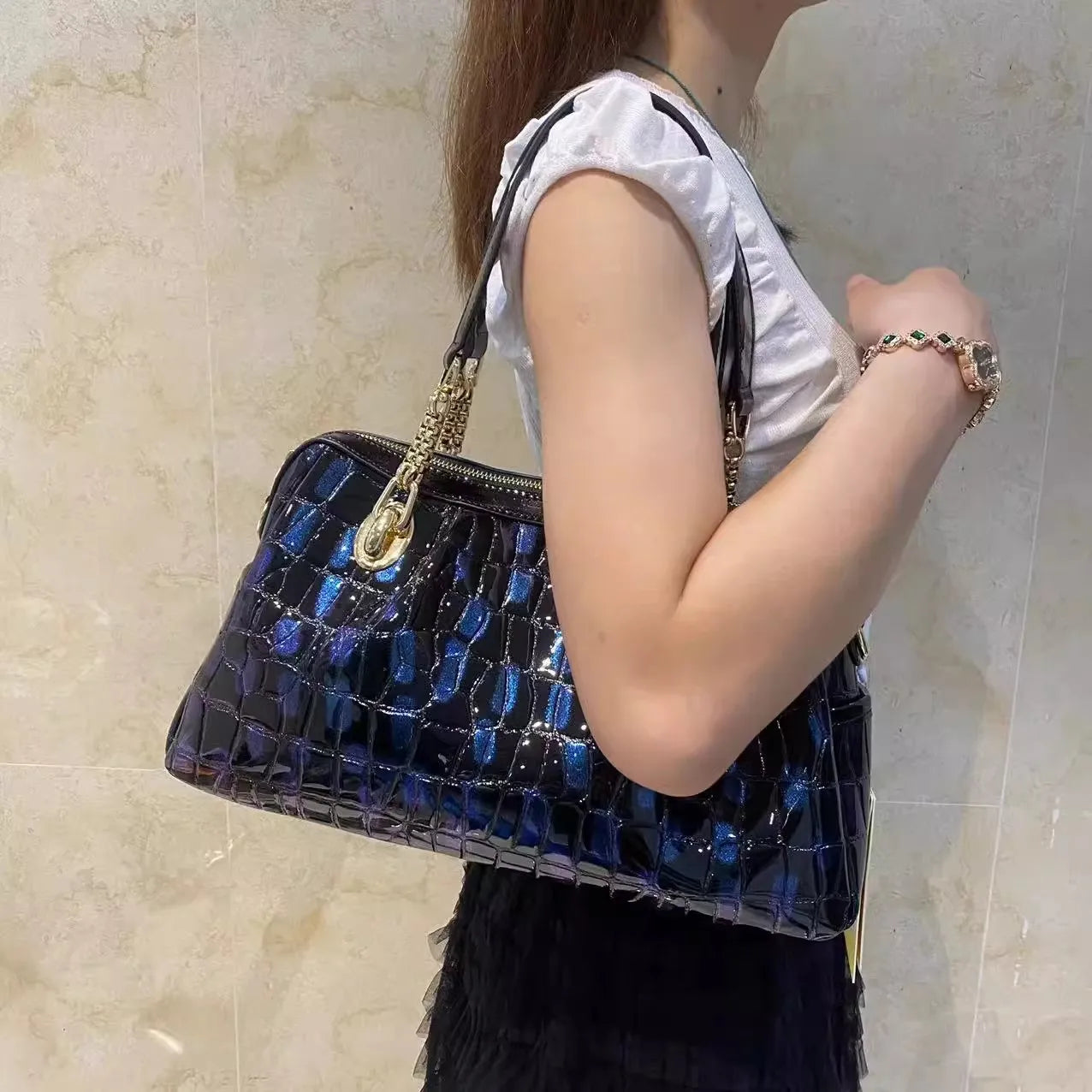 Schicke Tote Bag aus Leder mit Kroko-Effekt in Stilblau