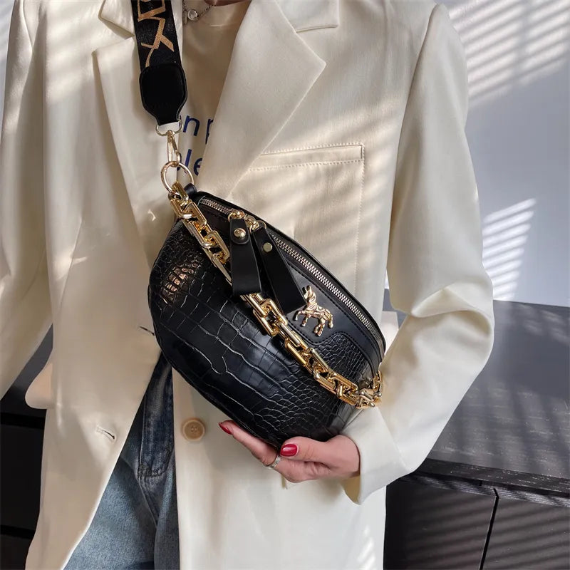 Rote Gürteltasche mit Krokoprägung und goldener Kette