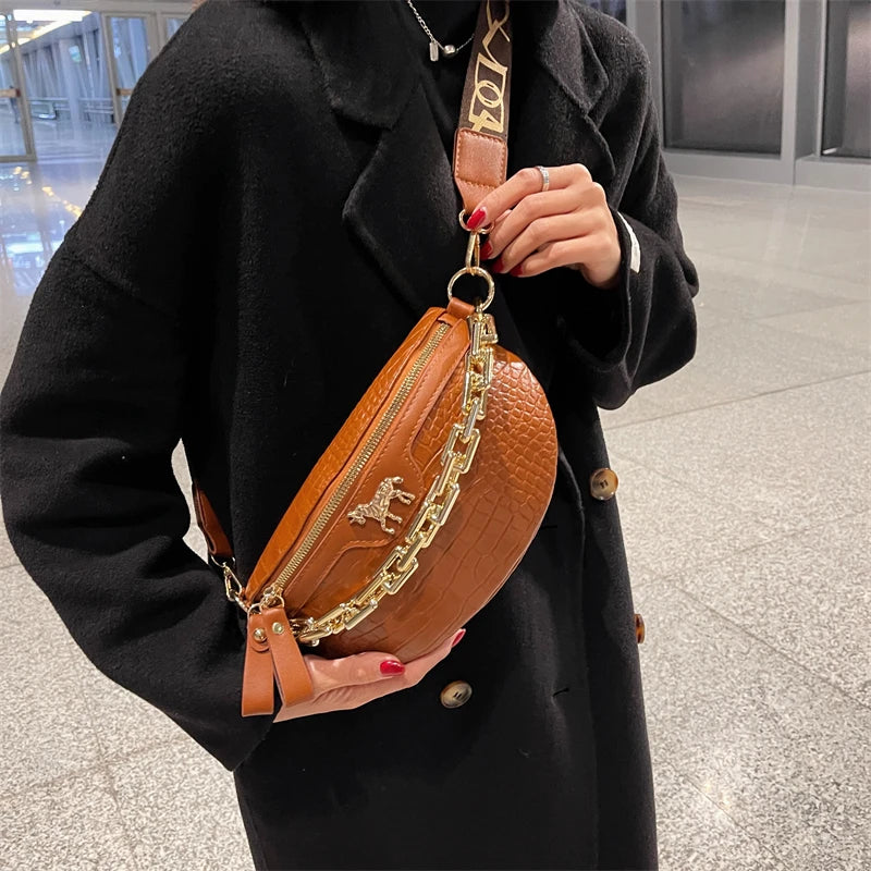 Rote Gürteltasche mit Krokoprägung und goldener Kette