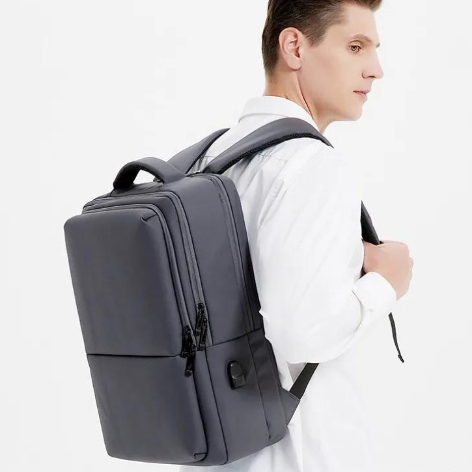 Versatile Voyager: Spacious 17.3-inch Laptop and Esports Backpack