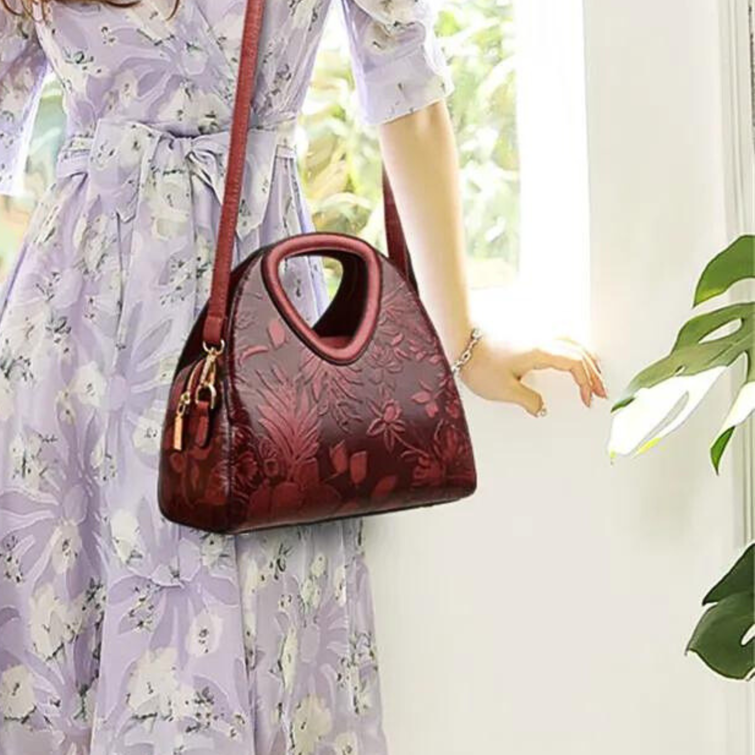 Vanderwah Handbag: Embossed Design with Spacious Luxury