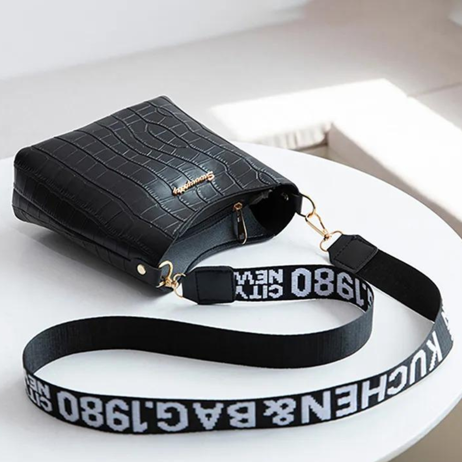 Chic Crocodile-Pattern Crossbody Bag