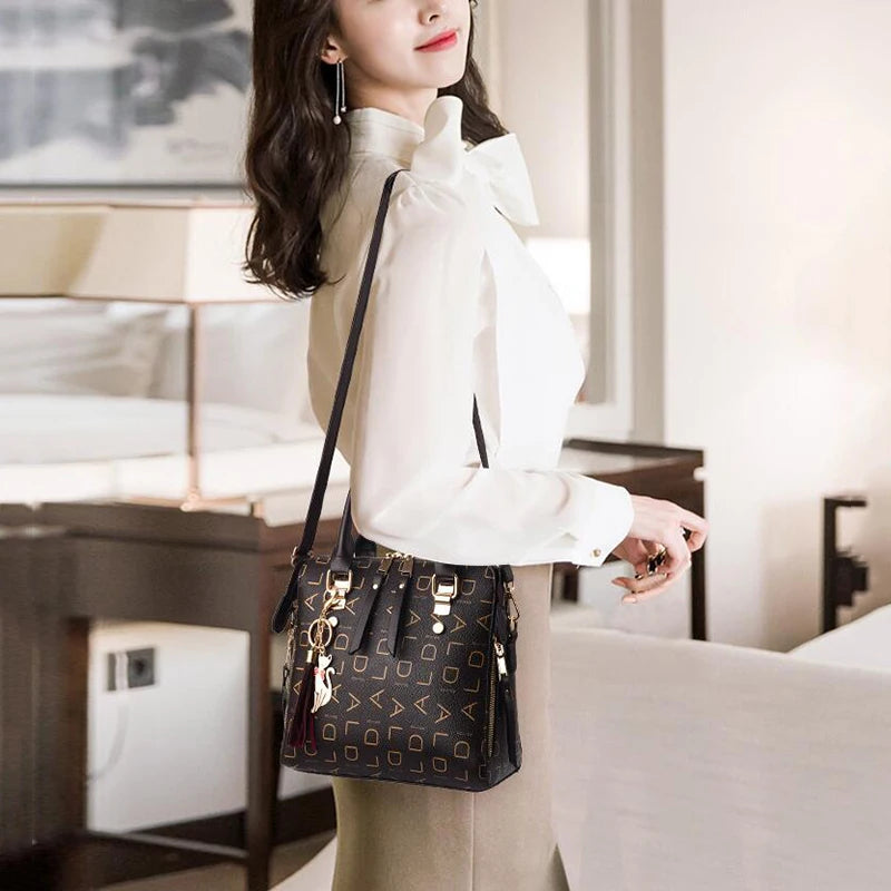 Vento Marea Signature Print Tote: Tasseled Elegance