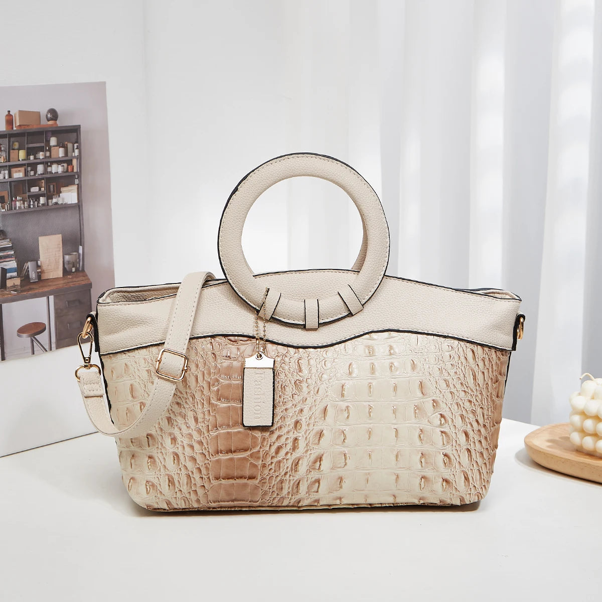 Klassische Satchel mit Krokoprägung in Auburn