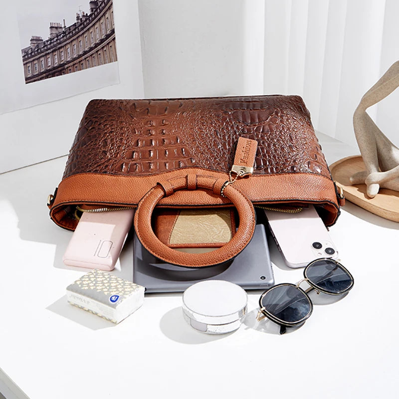 Klassische Satchel mit Krokoprägung in Auburn